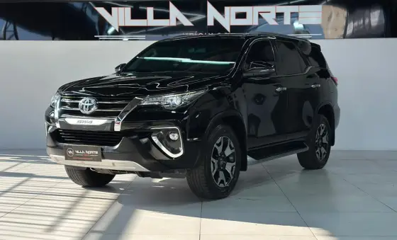 TOYOTA HILUX SW4 2.8 SRX DIAMOND 4X4 7 LUGARES 16V TURBO INTERCOOLER DIESEL 4P AUTOMÁTICO