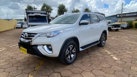 TOYOTA HILUX SW4 2.8 SRX DIAMOND 4X4 7 LUGARES 16V TURBO INTERCOOLER DIESEL 4P AUTOMÁTICO