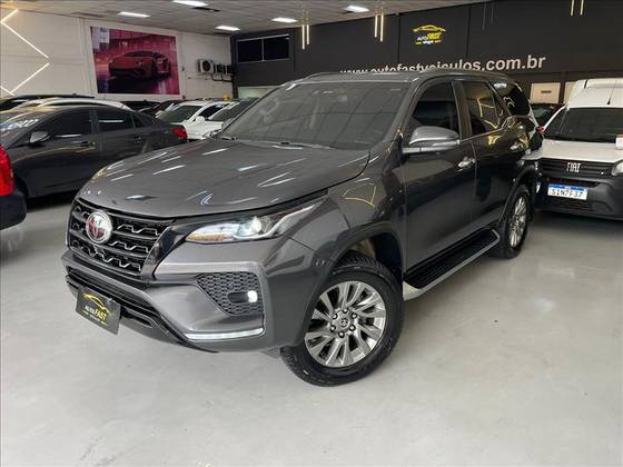 TOYOTA HILUX SW4 2.8 D-4D TURBO DIESEL SRX 7L 4X4 AUTOMÁTICO