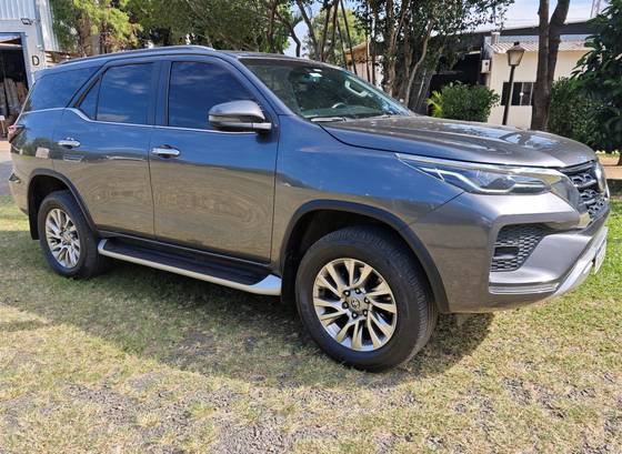 TOYOTA HILUX SW4 2.8 D-4D TURBO DIESEL SRX 7L 4X4 AUTOMÁTICO
