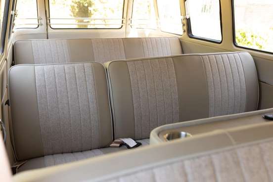 VOLKSWAGEN-KOMBI-1975
