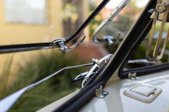 VOLKSWAGEN-KOMBI-1975