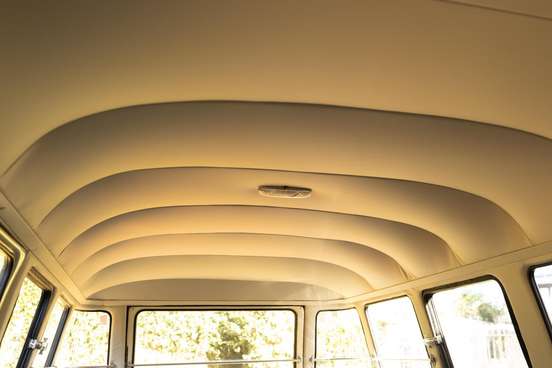 VOLKSWAGEN-KOMBI-1975