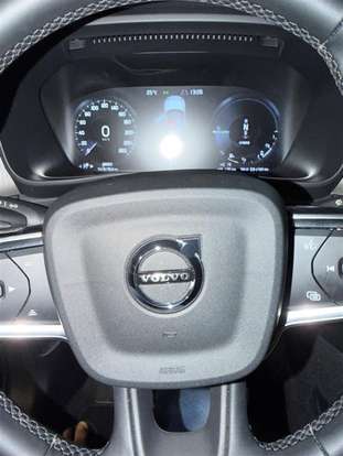 VOLVO-XC40-2021