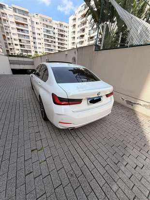 BMW-320i-2022