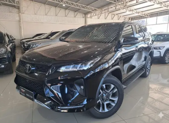 TOYOTA HILUX SW4 2.8 D-4D TURBO DIESEL DIAMOND 7L 4X4 AUTOMÁTICO