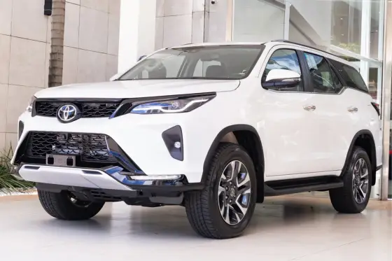 TOYOTA HILUX SW4 2.8 D-4D TURBO DIESEL SRX PLATINUM 7L 4X4 AUTOMÁTICO