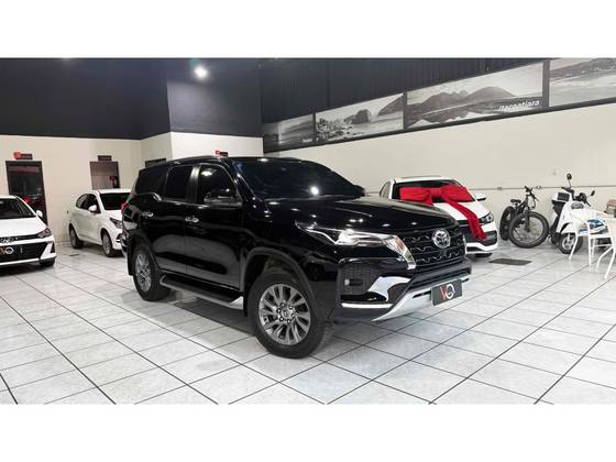 TOYOTA HILUX SW4 2.8 D-4D TURBO DIESEL SRX 7L 4X4 AUTOMÁTICO