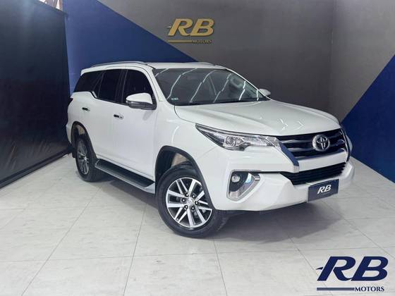 TOYOTA HILUX SW4 2.8 SRX 4X4 7 LUGARES 16V TURBO INTERCOOLER DIESEL 4P AUTOMÁTICO