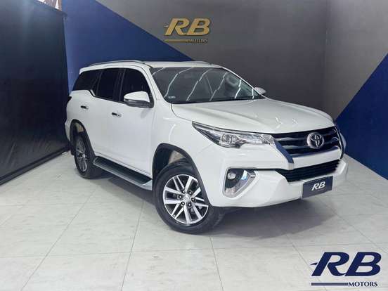 TOYOTA-HILUX SW4-2.8 SRX 4X4 7 LUGARES 16V TURBO INTERCOOLER DIESEL 4P AUTOMÁTICO TOYOTA-HILUX SW4-2017