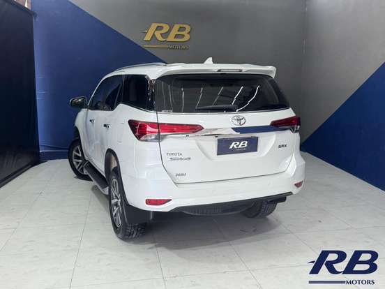 TOYOTA-HILUX SW4-2.8 SRX 4X4 7 LUGARES 16V TURBO INTERCOOLER DIESEL 4P AUTOMÁTICO TOYOTA-HILUX SW4-2017