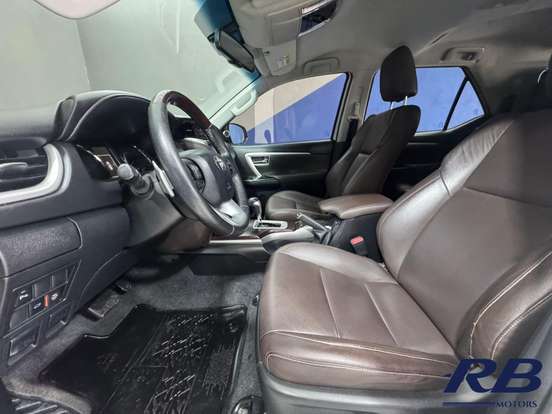TOYOTA-HILUX SW4-2.8 SRX 4X4 7 LUGARES 16V TURBO INTERCOOLER DIESEL 4P AUTOMÁTICO TOYOTA-HILUX SW4-2017