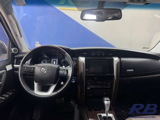 TOYOTA-HILUX SW4-2.8 SRX 4X4 7 LUGARES 16V TURBO INTERCOOLER DIESEL 4P AUTOMÁTICO TOYOTA-HILUX SW4-2017