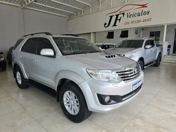 TOYOTA HILUX SW4 3.0 SRV 4X4 7 LUGARES 16V TURBO INTERCOOLER DIESEL 4P AUTOMÁTICO TOYOTA HILUX SW4 3.0 SRV 4X4 7 LUGARES 16V TURBO INTERCOOLER DIESEL 4P AUTOMÁTICO