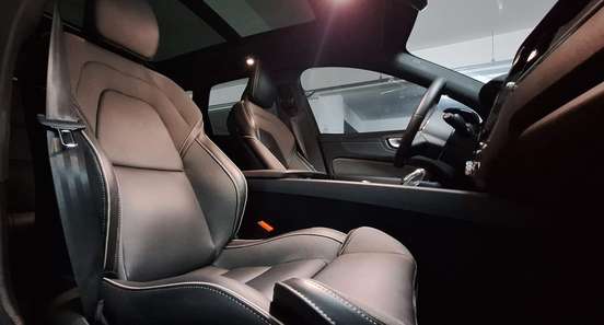 VOLVO-XC60-2023