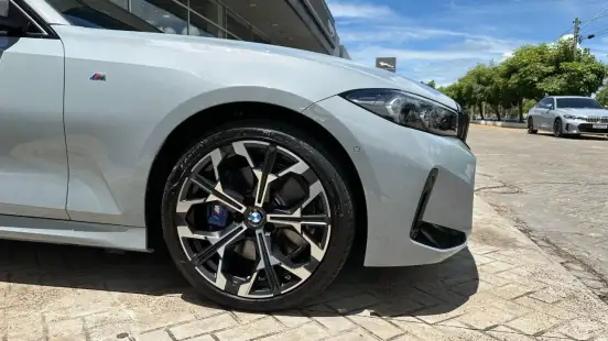 BMW-330e-2026