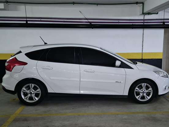 FORD-FOCUS-1.6 SE 16V FLEX 4P POWERSHIFT FORD-FOCUS-2013