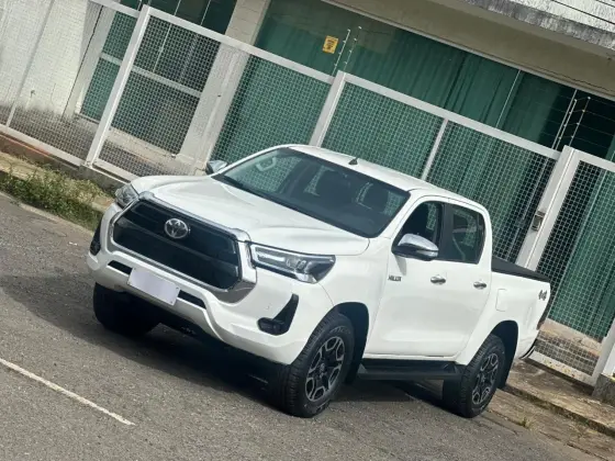 TOYOTA HILUX 2.8 D-4D TURBO DIESEL CD SR 4X4 AUTOMÁTICO