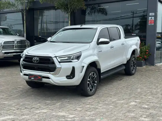 TOYOTA HILUX 2.8 D-4D TURBO DIESEL CD SRX PLUS 4X4 AUTOMÁTICO