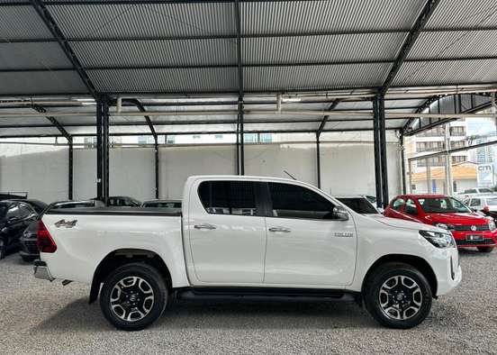 TOYOTA-HILUX-2023