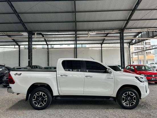TOYOTA-HILUX-2.8 D-4D TURBO DIESEL CD SRV 4X4 AUTOMÁTICO TOYOTA-HILUX-2023