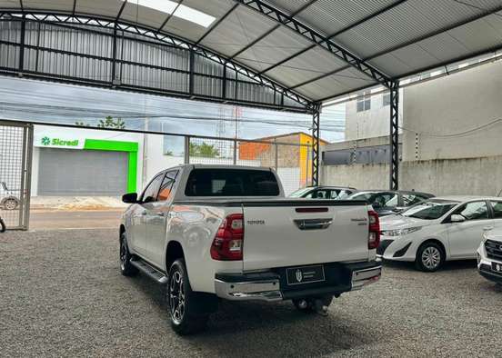 TOYOTA-HILUX-2023