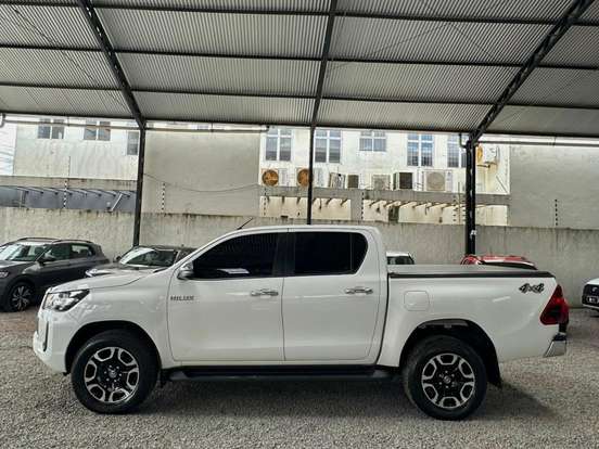 TOYOTA-HILUX-2.8 D-4D TURBO DIESEL CD SRV 4X4 AUTOMÁTICO TOYOTA-HILUX-2023