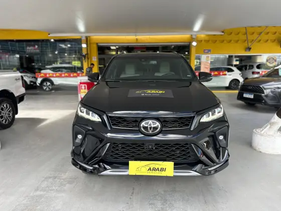 TOYOTA HILUX SW4 2.8 D-4D TURBO DIESEL DIAMOND 7L 4X4 AUTOMÁTICO