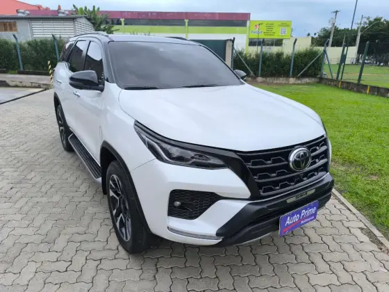 TOYOTA HILUX SW4 2.8 D-4D TURBO DIESEL SRX 7L 4X4 AUTOMÁTICO