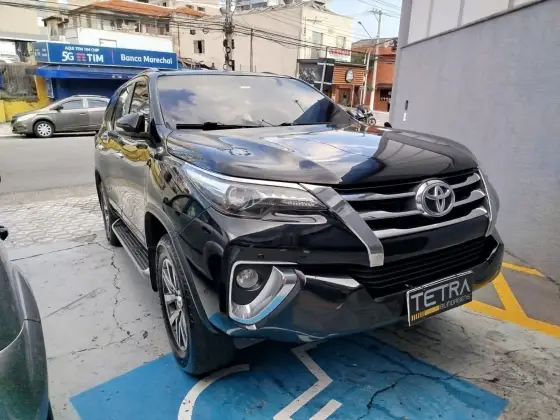 TOYOTA HILUX SW4 2.8 SRX 4X4 7 LUGARES 16V TURBO INTERCOOLER DIESEL 4P AUTOMÁTICO