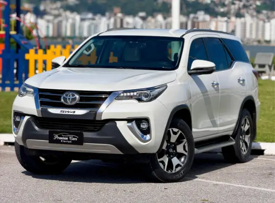 TOYOTA HILUX SW4 2.8 SRX DIAMOND 4X4 7 LUGARES 16V TURBO INTERCOOLER DIESEL 4P AUTOMÁTICO