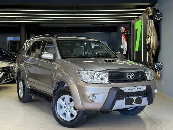 TOYOTA HILUX SW4 3.0 SRV 4X4 7 LUGARES 16V TURBO INTERCOOLER DIESEL 4P AUTOMÁTICO