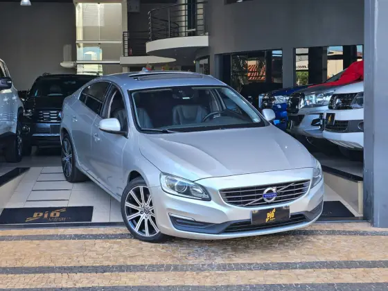 VOLVO S60 2.0 T5 MOMENTUM 16V TURBO GASOLINA 4P AUTOMÁTICO