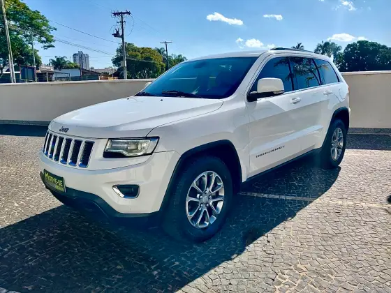 JEEP GRAND CHEROKEE 3.6 LAREDO 4X4 V6 24V GASOLINA 4P AUTOMÁTICO