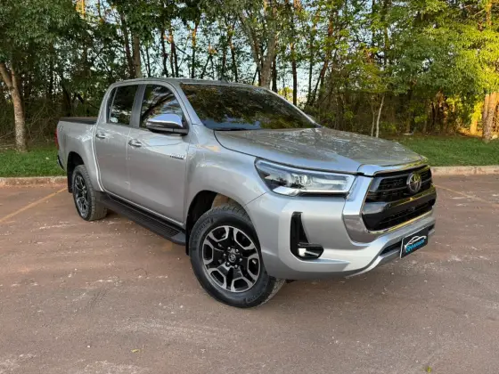 TOYOTA HILUX 2.8 D-4D TURBO DIESEL CD SRX 4X4 AUTOMÁTICO