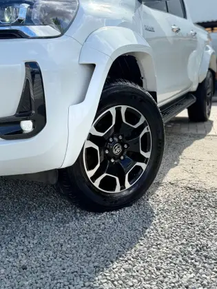 TOYOTA HILUX 2.8 D-4D TURBO DIESEL CD SRX PLUS 4X4 AUTOMÁTICO