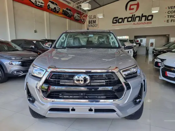 TOYOTA HILUX 2.8 D-4D TURBO DIESEL CD SRX PLUS 4X4 AUTOMÁTICO