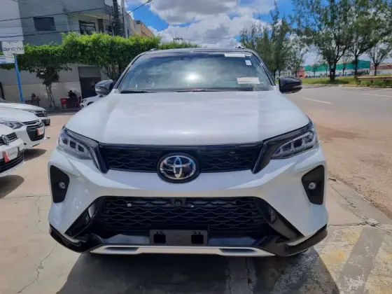 TOYOTA HILUX SW4 2.8 D-4D TURBO DIESEL DIAMOND 7L 4X4 AUTOMÁTICO