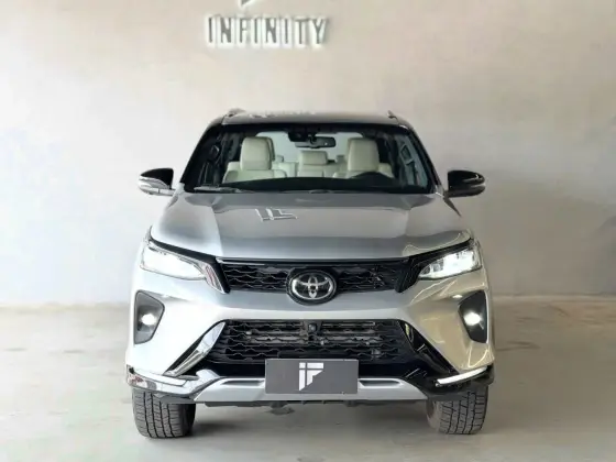 TOYOTA HILUX SW4 2.8 D-4D TURBO DIESEL DIAMOND 7L 4X4 AUTOMÁTICO