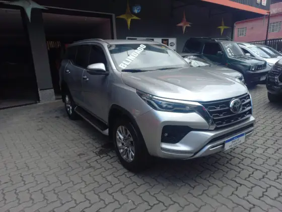 TOYOTA HILUX SW4 2.8 D-4D TURBO DIESEL SRX 7L 4X4 AUTOMÁTICO
