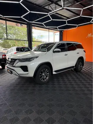 TOYOTA HILUX SW4 2.8 D-4D TURBO DIESEL SRX 7L 4X4 AUTOMÁTICO