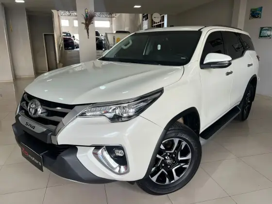 TOYOTA HILUX SW4 2.8 SRX 4X4 7 LUGARES 16V TURBO INTERCOOLER DIESEL 4P AUTOMÁTICO