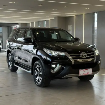 TOYOTA HILUX SW4 2.8 SRX 4X4 7 LUGARES 16V TURBO INTERCOOLER DIESEL 4P AUTOMÁTICO