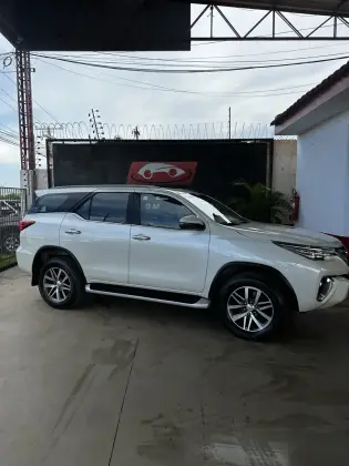 TOYOTA HILUX SW4 2.8 SRX 4X4 7 LUGARES 16V TURBO INTERCOOLER DIESEL 4P AUTOMÁTICO
