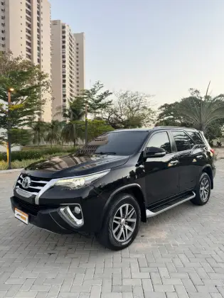 TOYOTA HILUX SW4 2.8 SRX 4X4 7 LUGARES 16V TURBO INTERCOOLER DIESEL 4P AUTOMÁTICO