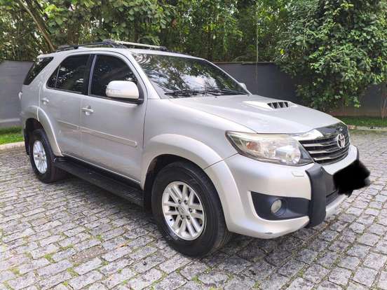 TOYOTA-HILUX SW4-3.0 SRV 4X4 7 LUGARES 16V TURBO INTERCOOLER DIESEL 4P AUTOMÁTICO TOYOTA-HILUX SW4-2013