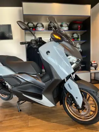 YAMAHA XMAX 300 CONNECTED ABS 