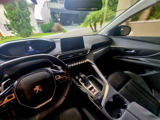 PEUGEOT-5008-2018