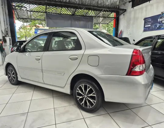 TOYOTA ETIOS 1.5 PLATINUM SEDAN 16V FLEX 4P AUTOMÁTICO
