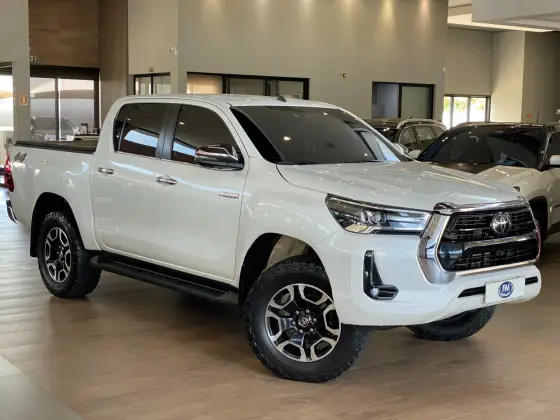 TOYOTA HILUX 2.8 D-4D TURBO DIESEL CD SRX 4X4 AUTOMÁTICO